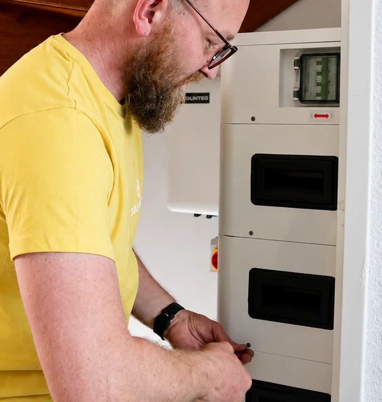 Installateur van SolarFast werkt aan een thuisbatterij in de meterkast