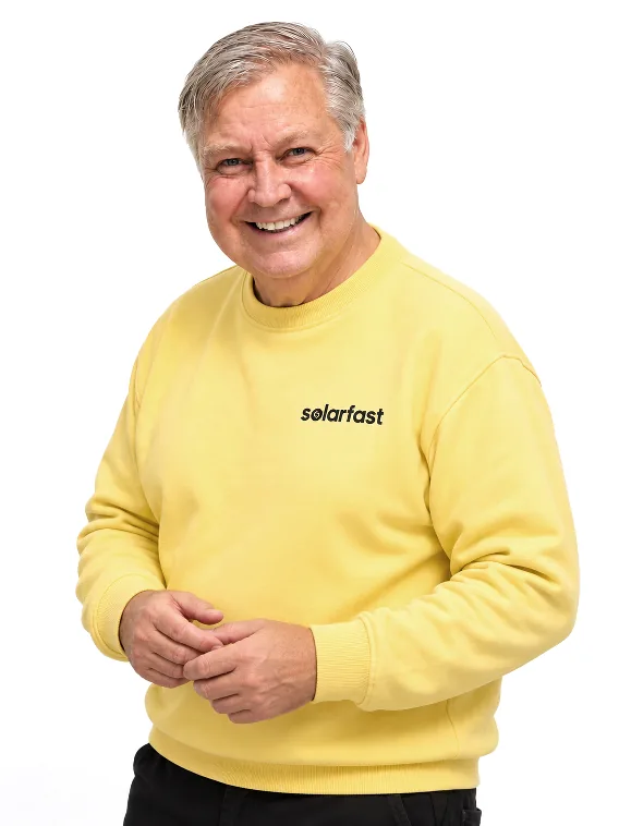 Hans, adviseur van SolarFast, in een gele SolarFast-trui
